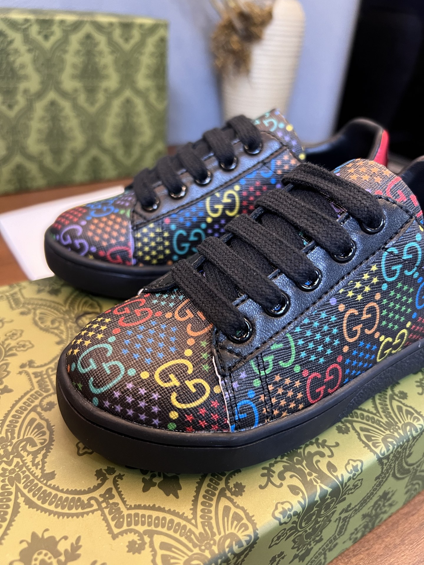 Children's shoes child